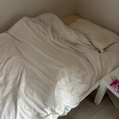 シングルベッドと布団の画像