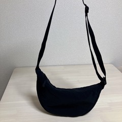 【美品】ユニクロ　ラウンド　ショルダーバッグの画像