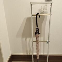 掛けるだけ！場所を取らないお洒落な傘立て