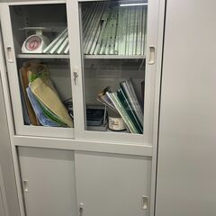 美品 スチール書庫 上下セット 鍵付き キャビネット 本棚 書類ケースの画像