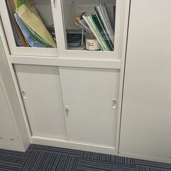 美品 スチール書庫 上下セット 鍵付き キャビネット 本棚 書類ケースの画像
