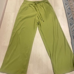 平日引き渡し希望　GU Mサイズ　グリーンパンツ