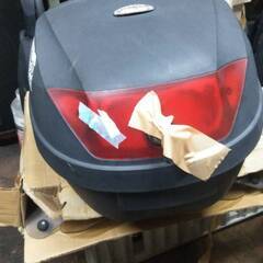 中古リヤボックス　１２００円　28リットル