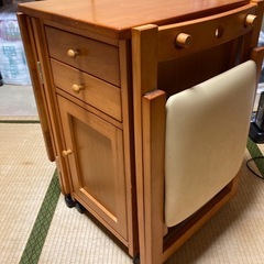 ミシンと折りたたみ作業机のセット