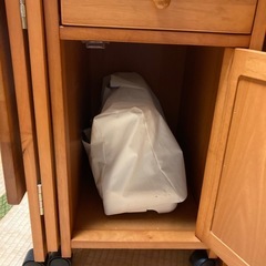 ミシンと折りたたみ作業机のセットの画像