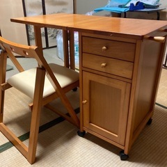 ミシンと折りたたみ作業机のセットの画像