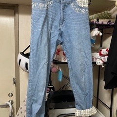デニムの花柄の刺しゅうが入ったオシャレなズボン（中古品）