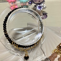 ブラックとサーモンピンク　ブレスとチャームセットの画像