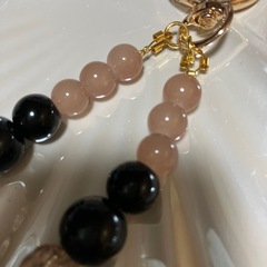 ブラック&サーモンピンク　キーホルダーの画像