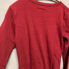 赤い長袖Tシャツの画像