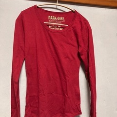 赤い長袖Tシャツ