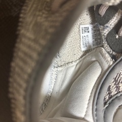 adidas yeezy boost グレーの画像