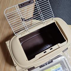 ペットキャリーケースと新品トイレトレーセットの画像