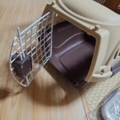 ペットキャリーケースと新品トイレトレーセットの画像