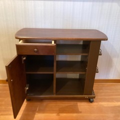 キャスター付き棚の画像