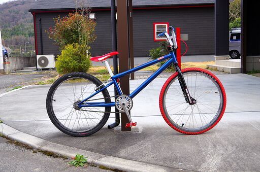 24インチのBMX(クルーザー)になります。アメリカンチックに改造しました(^^♪