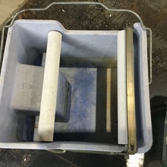 無料【中古】モップ絞り器（ローラー付きバケツ／2点）差し上げます！の画像