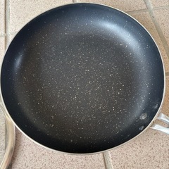 フライパンと鍋蓋（サイズ違いです）の画像