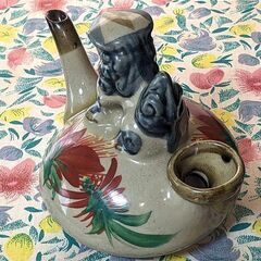 ■琉球焼 中城窯★沖縄・壺屋 赤絵 花文 シーサー摘み 一口カラカラ★徳利 酒器 獅子 ハイビスカス柄◎の画像