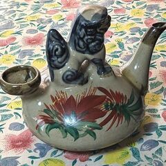 ■琉球焼 中城窯★沖縄・壺屋 赤絵 花文 シーサー摘み 一口カラカラ★徳利 酒器 獅子 ハイビスカス柄◎の画像