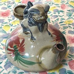 ■琉球焼 中城窯★沖縄・壺屋 赤絵 花文 シーサー摘み 一口カラカラ★徳利 酒器 獅子 ハイビスカス柄◎の画像
