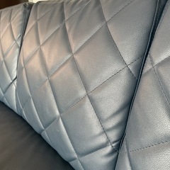 【美品】3人掛けソファ　レザー調　ネイビー クッション付　足置きオットマン付　の画像