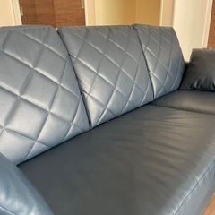 【美品】3人掛けソファ　レザー調　ネイビー クッション付　足置きオットマン付　の画像