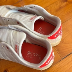 adidasスニーカーの画像