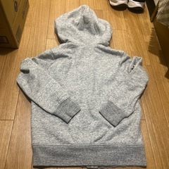 ユニクロジップアップパーカー　130センチの画像