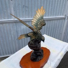 大幅値下げ！重量感のある鳥の置き物の画像