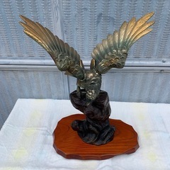 重量感のある鳥の置き物
