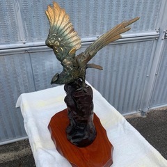大幅値下げ！重量感のある鳥の置き物の画像