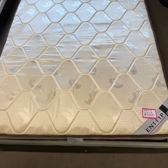 ダブルベッドの画像
