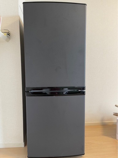 ⭐️値下げしました⭐️【使用歴１年】冷蔵庫　MAXZEN 140L 2ドア　自動霜取り機能付き