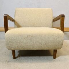 STANDARD TRADE(スタンダードトレード)のWood Arm Sofa(ウッドアームソファ)です。座面と背もたれが低めなので足着きが良く大人から子供まで幅広い世代で活躍します♪の画像