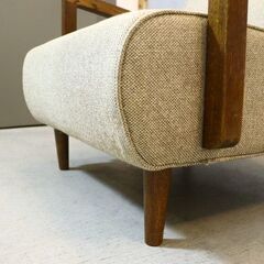 STANDARD TRADE(スタンダードトレード)のWood Arm Sofa(ウッドアームソファ)です。座面と背もたれが低めなので足着きが良く大人から子供まで幅広い世代で活躍します♪の画像
