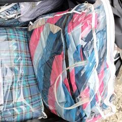 寝袋4つとバックの画像