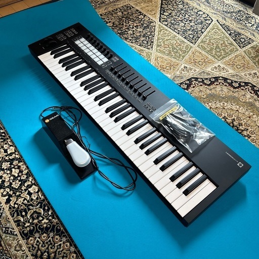 電子ピアノ(ペダル付き)LAUNCHKEY61