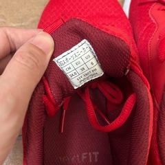 赤のレディーススニーカーの画像