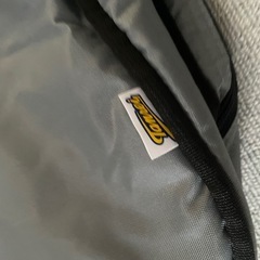  シアトル・マリナーズロゴ入りグレーのボストンバッグの画像