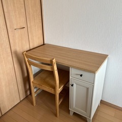 机と椅子
