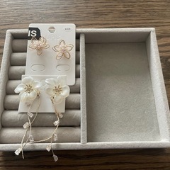 ピアス（未使用）2つとアクセサリー台