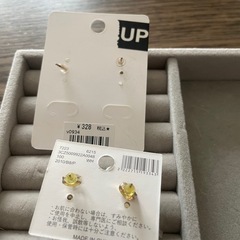 ピアス（未使用）2つとアクセサリー台の画像
