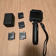 GoPro hero7 ブラック　バッテリー4つ　充電器の画像