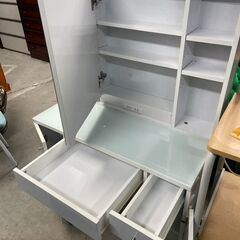 リサイクルショップどりーむ天保山店　No2693 ドレッサー　化粧台　人気の白　イスもセット🎵　コンセント付き　の画像