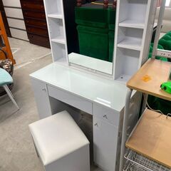 リサイクルショップどりーむ天保山店　No2693 ドレッサー　化粧台　人気の白　イスもセット🎵　コンセント付き　の画像