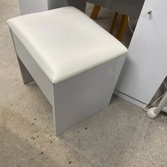 リサイクルショップどりーむ天保山店　No2693 ドレッサー　化粧台　人気の白　イスもセット🎵　コンセント付き　の画像