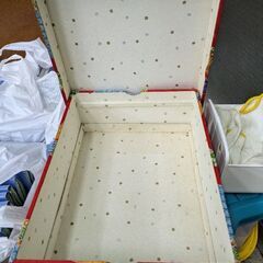 表面が布製(ちりめん？)の箱(少し古いですが)