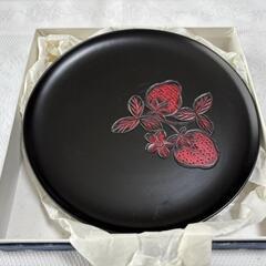 【新品美品未使用】日光彫 木製皿 いちご柄 6寸皿