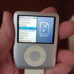 シルバーの4GB iPod、充電器とイヤフォン付きです。電源確認...
